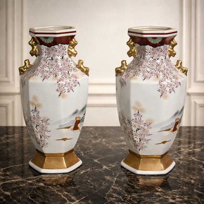 Par de Vasos Orientais em Porcelana Decorada com Figuras Tradicionais