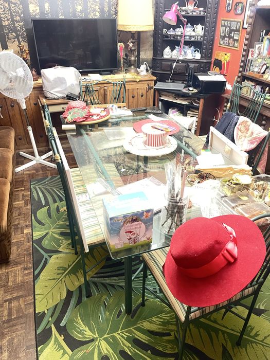 Mesa de vidro e ferro com 6 cadeiras