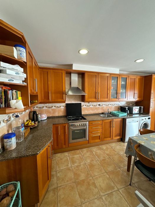 Quarto disponível para arrendamento.