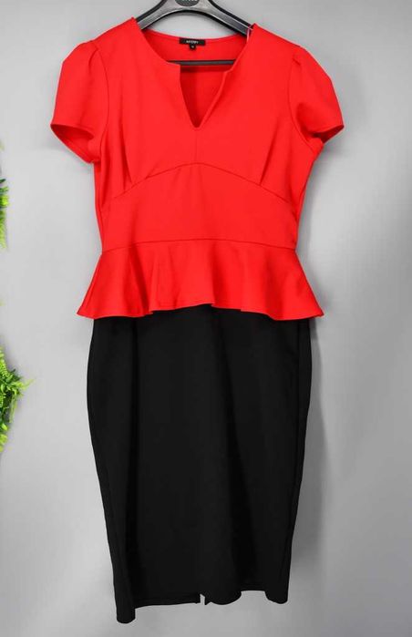 Elegancka sukienka z baskinką Mystify 46