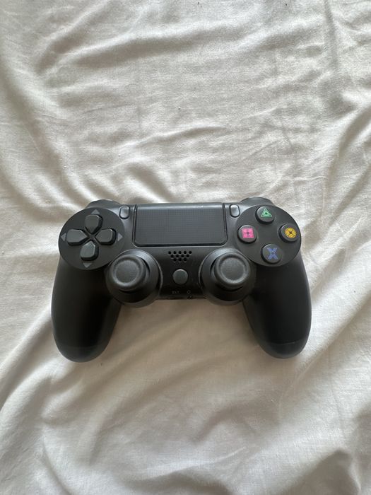 Джойстик для PS4 у хорошому стані. Подряпин немає, усі кнопки працюють справно. Неоригінальний. Можлива перевірка при зустрічі.