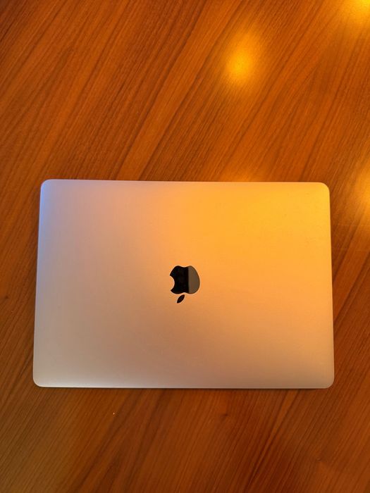 MacBook Pro 13" 2019 – i5 Quad-Core, 16GB RAM, 256GB SSD, Touch Bar + Carregador