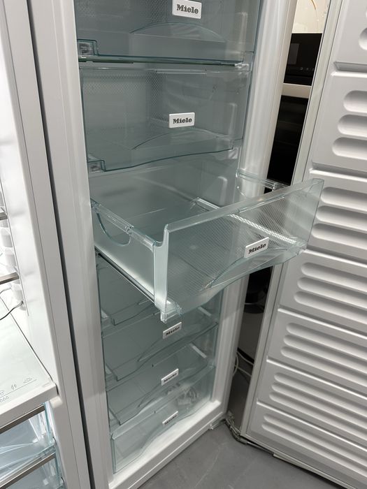 Комплект холодильник + морозилка Miele K 37472 id + FNS 37402 i