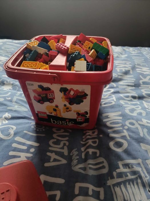 Mesa LEGO c/ banco + balde de peças LEGO