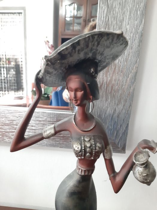 Estatueta em madeira