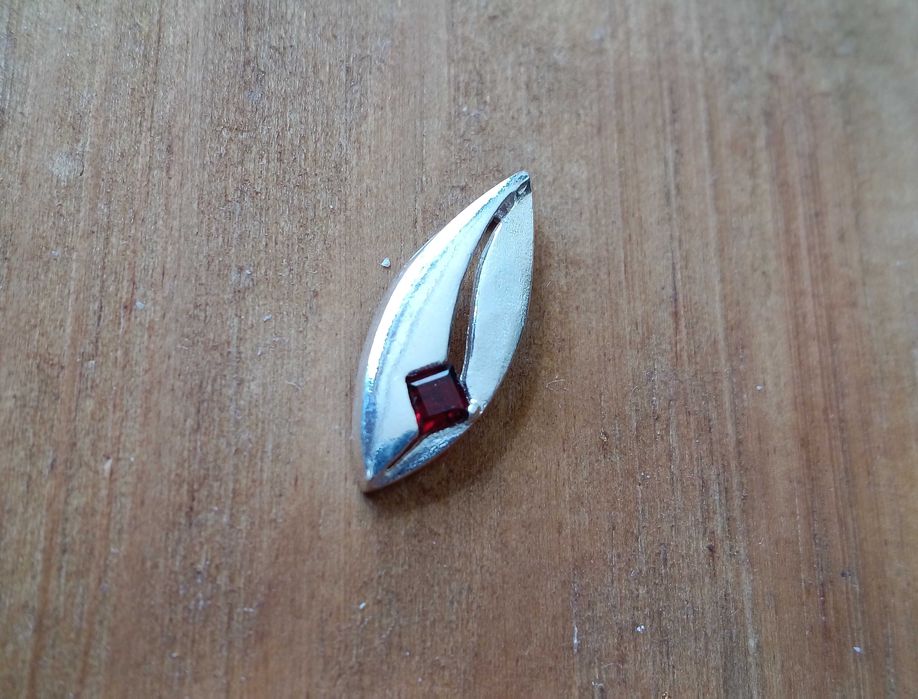 Srebrny wisiorek z granatami Sterling Silver 925