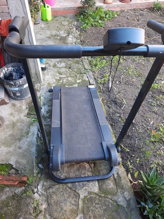 Vendo as 2 ou em separado. Passadeira  E máquina de musculação