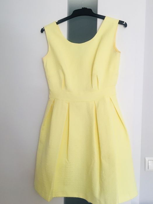 Żółta sukienka koktajlowa Modello 38 wesele