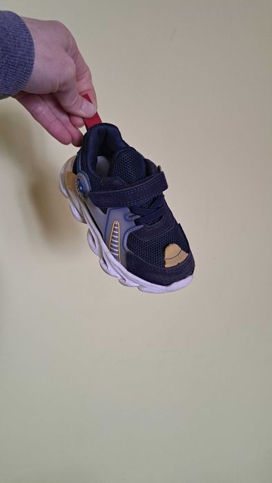 Кросівки весняні