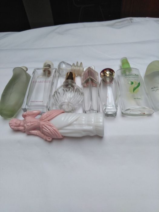 Vários frascos de perfume vazios para coleccão