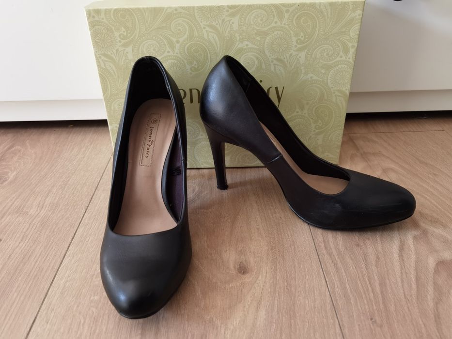 Szpilki czarne CCC 38