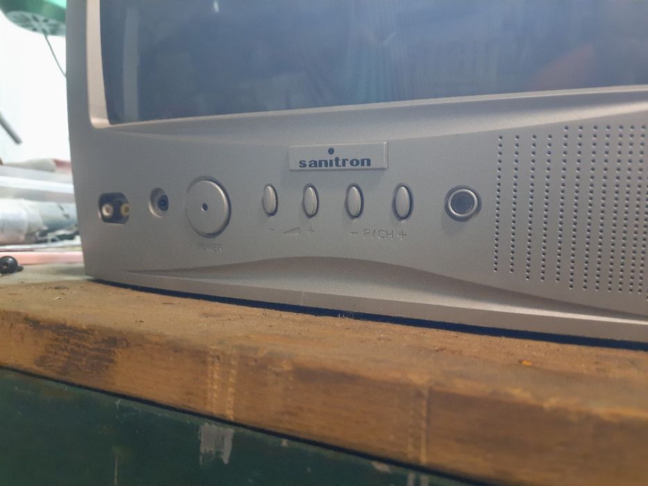 2 old TVs working64283916803458122