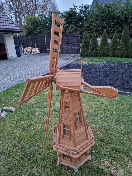 Wiatrak ogrodowy drewniany
