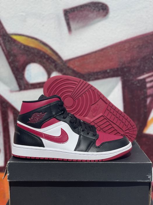 Air Jordan 1 Mid Bred Toe