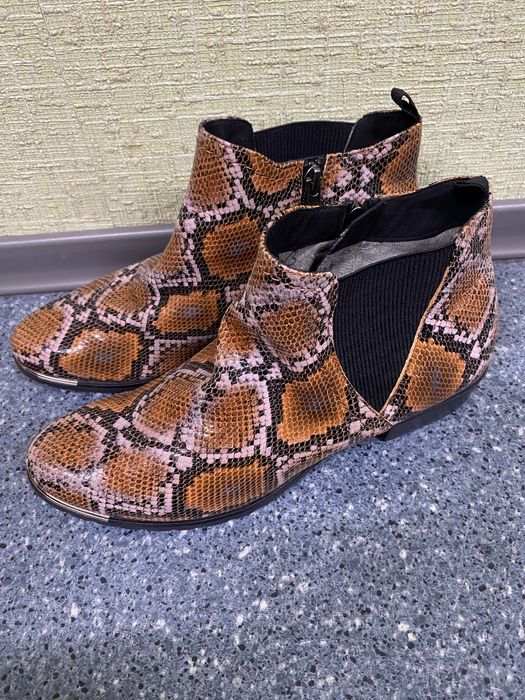 Жіночі шкіряні черевики Caprice зі зміїним принтом