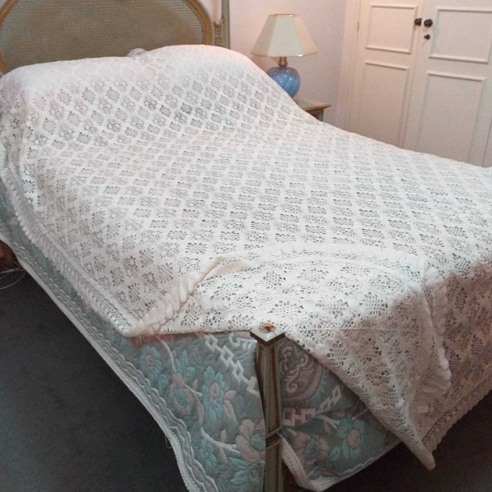Colcha de casal rendada, branca. Preço: 30 eur.