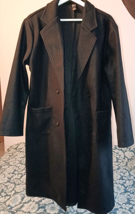 Płaszcz damski z długimi rękawami i klapami. DAZY.