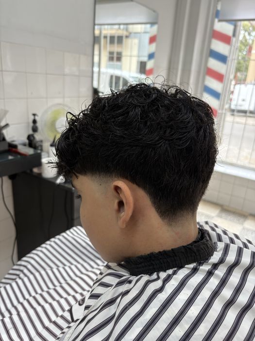 Oportunidade pra barbeiros e manicure