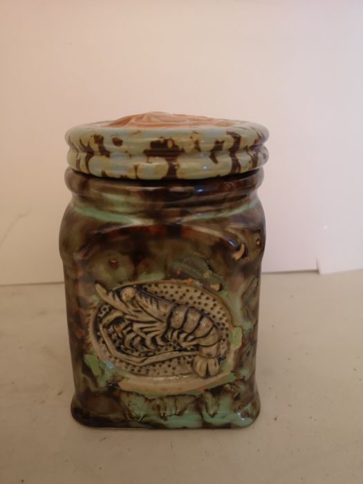 Porcelanowe pudełko ozdobione krewetkami