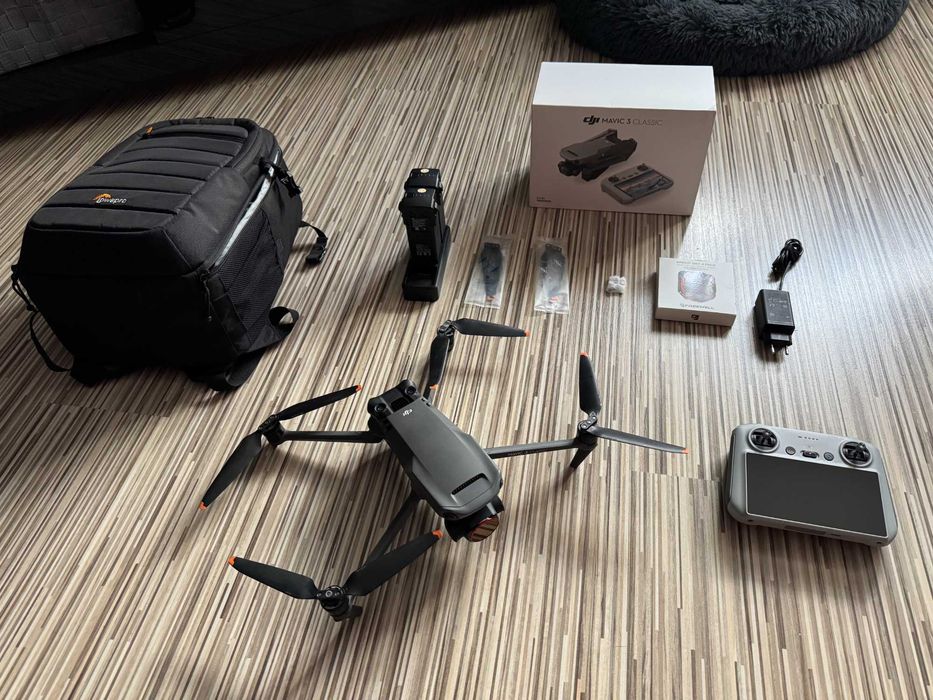 Dron DJI Mavic 3 Classic z akcesoriami.