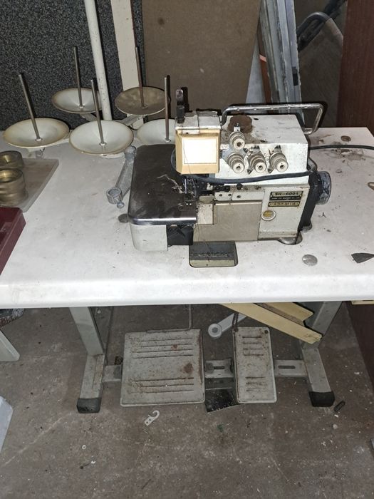 Máquina de bordar e caldeira de passar a ferro