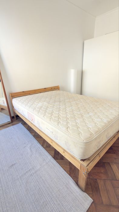 Cama de casal em madeira maciça com colchalão 140x195