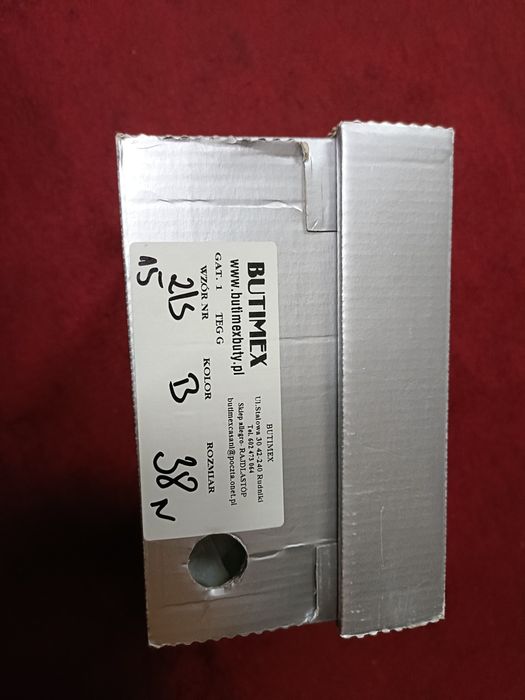 Białe skórzane buty