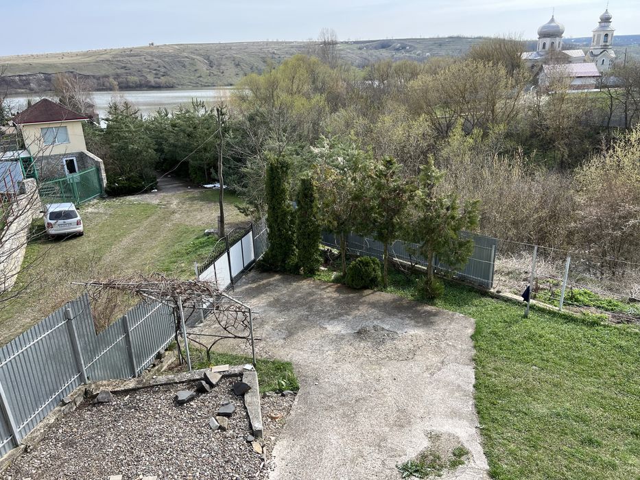 Будинок на березі р. Дністер