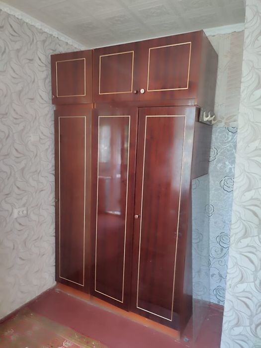 Шкаф , стінка  ,диван.