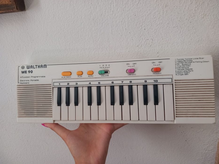 piano branco com pilhas
