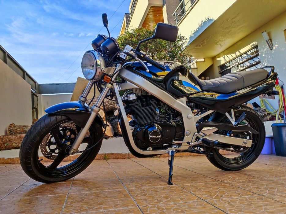 Suzuki GS500E restaurada