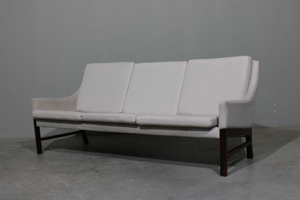 Sofá de 3 lugares da década de 1960 em pau santo