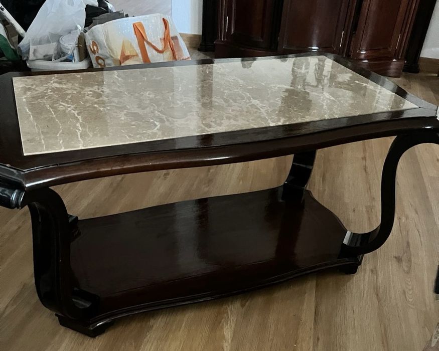 Mesa de centro de madeira com marmore