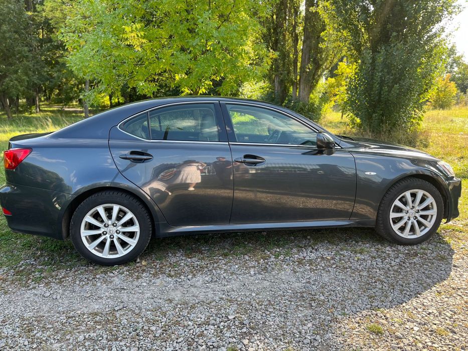 Продам Lexus is 220d