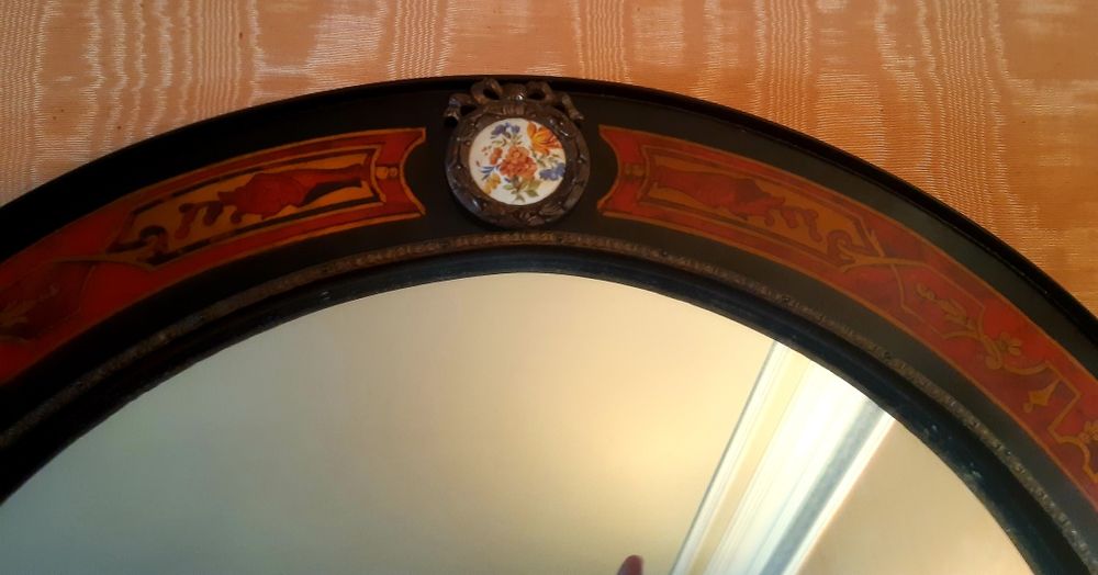 Espelho grande antigo com moldura em madeira laqueada