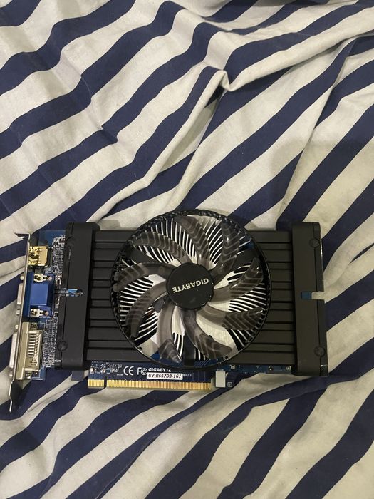 2x Karta Graficzna PCI-E Radeon HD 6670 Gigabyte + HD 6450 2GB DDR3