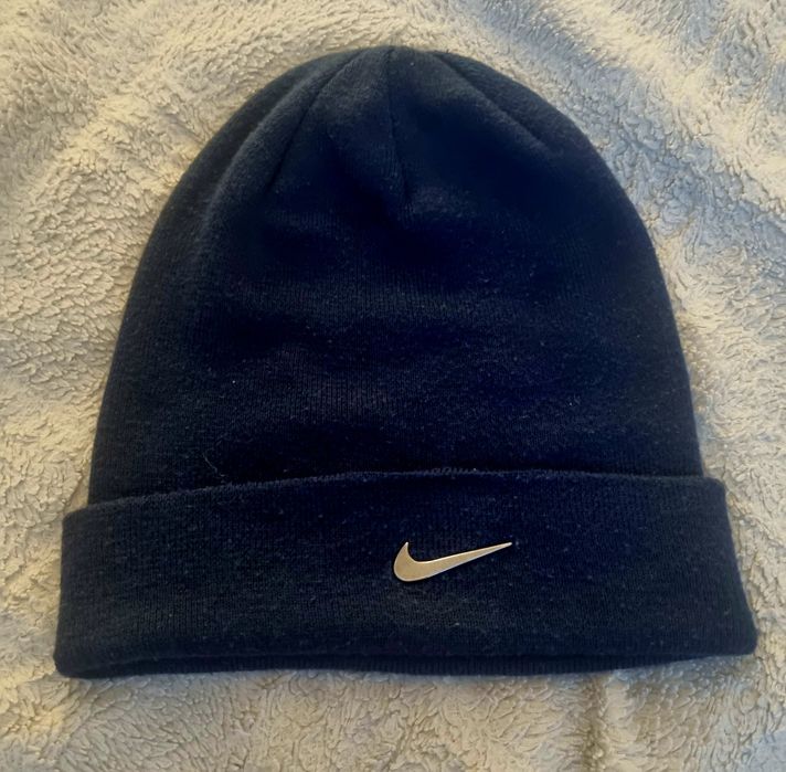 Czapka NIKE granatowa z metalowym logo koloru srebrnego