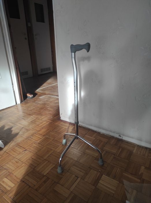 Laska trójnóg rehabilitacja