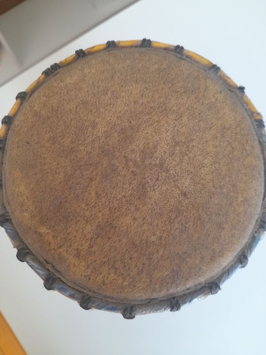 Jambê em pele e madeira maciça