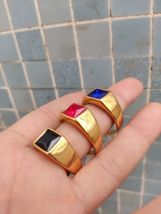 Anéis de aço com pedra