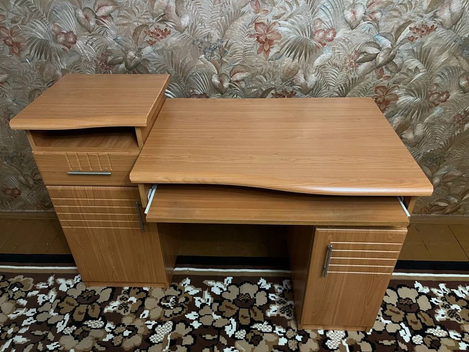 Продам комп'ютерний стіл