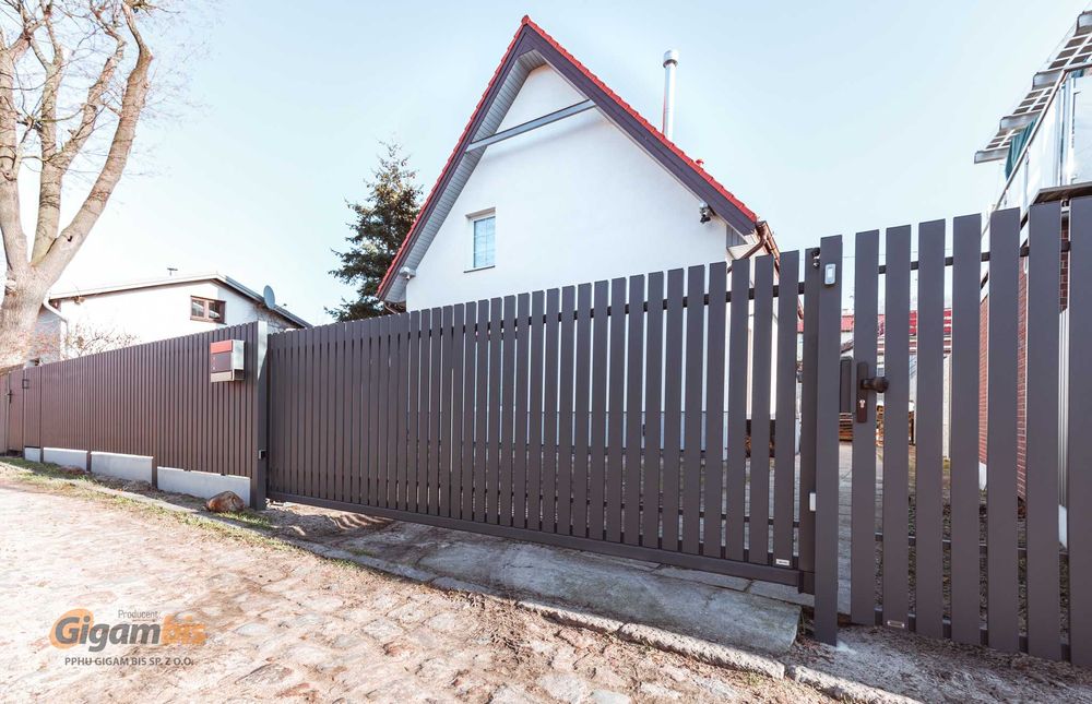 ogrodzenie palisadowe pionowe, grzebieniowe, nowoczesne