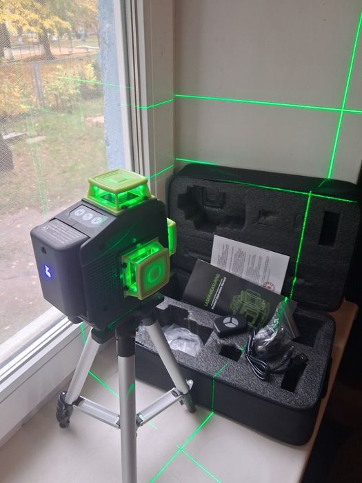 Лазерний рівень зі штативом 4D