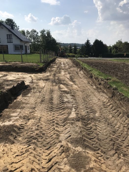 Utwardzanie drog placow koparka  transport kamien  piasek kruszywo