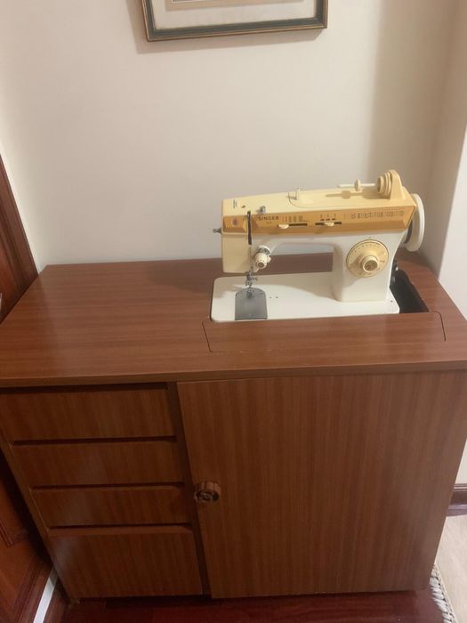 Máquina de Costura Singer 974 com Móvel Original