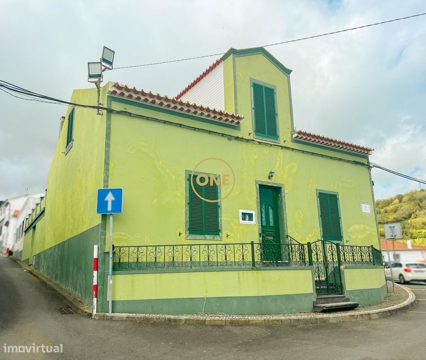 Moradia V4+ com pátio e enorme potencial no centro de Água de Pau –