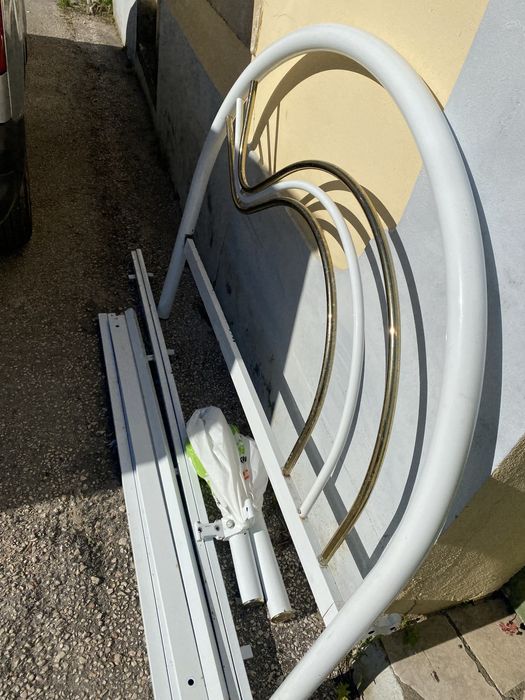 Cama de ferro en branco e dourado