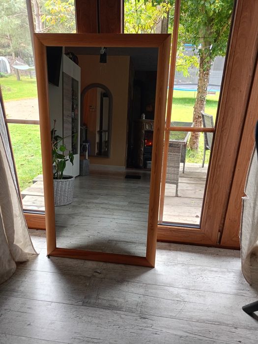 Lustro z drewnianą ramą