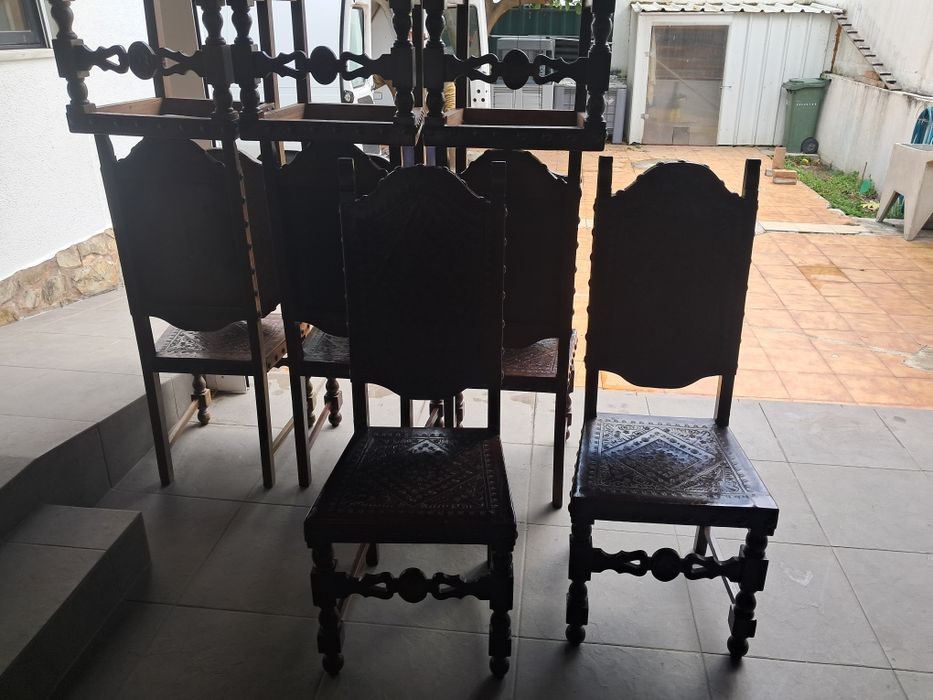 Mesa em madeira maciça com  seis cadeiras