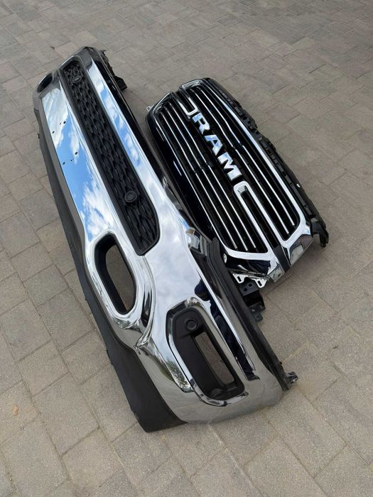 Gill - Atrapa Dodge Rampo 2018 rokuoryginał z podstawą